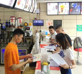 保障網(wǎng)絡(luò)餐飲服務(wù)食品安全，我們?cè)谛袆?dòng)