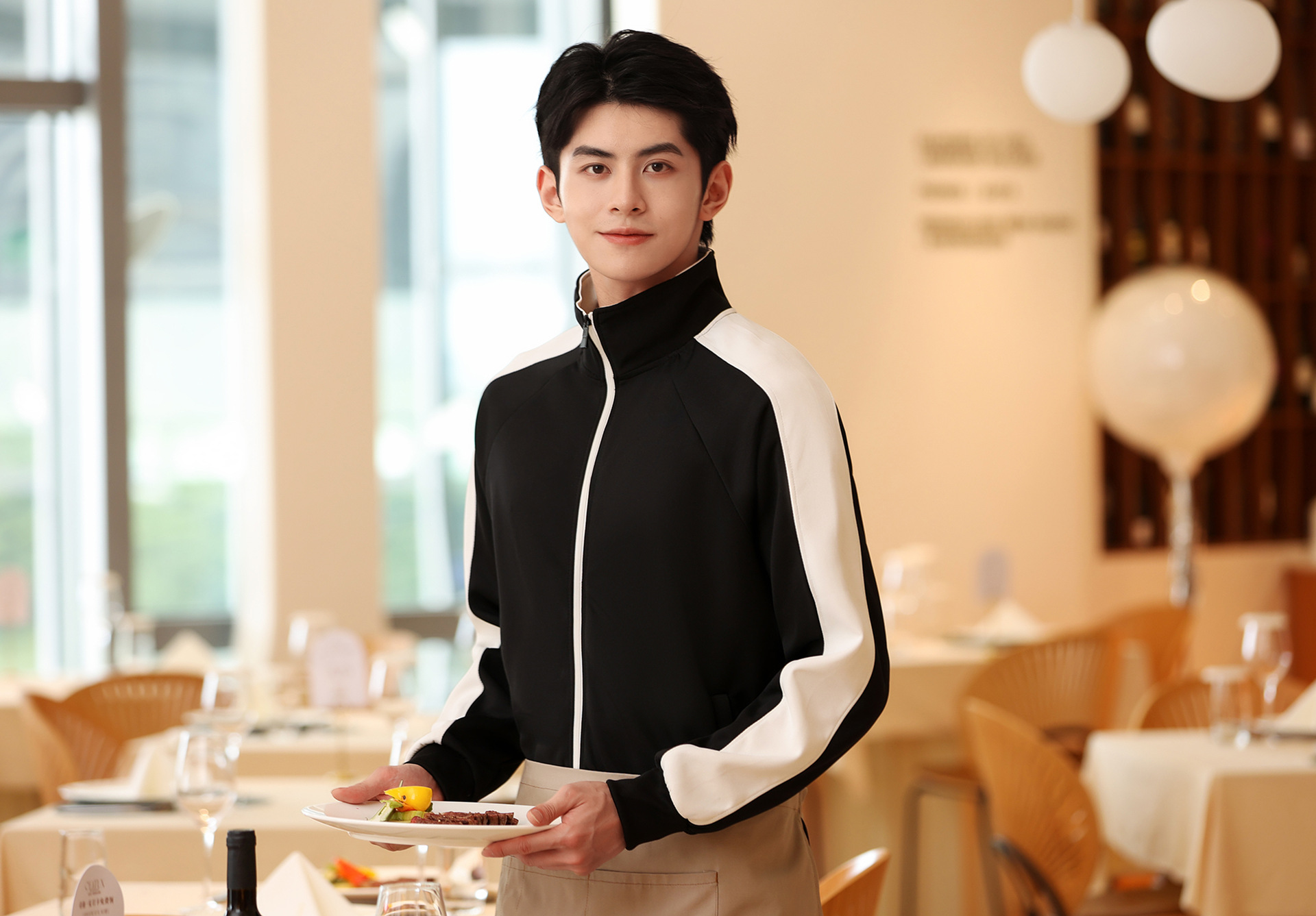 定制衛衣 餐飲超市酒店服務員工作服的秋冬新風尚